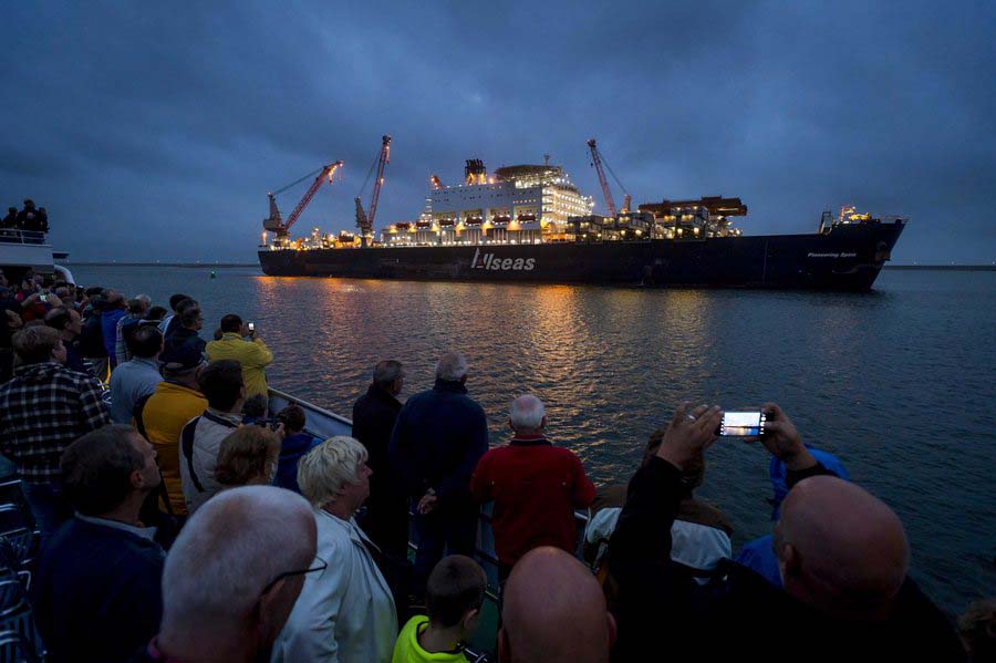 The Pioneering Spirit leaves Rotterdam