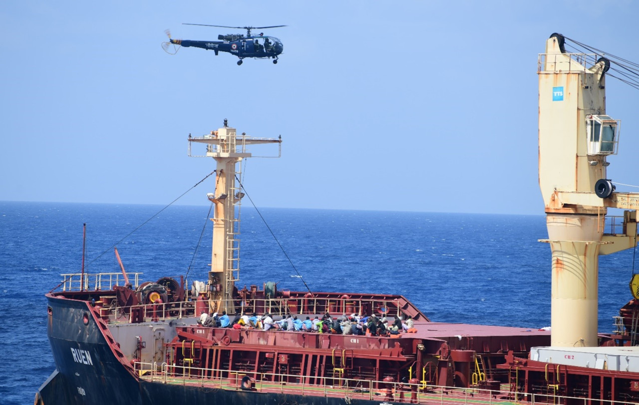 Ινδία: Το Πολεμικό Ναυτικό ανακατέλαβε το MV Ruen από τους πειρατές